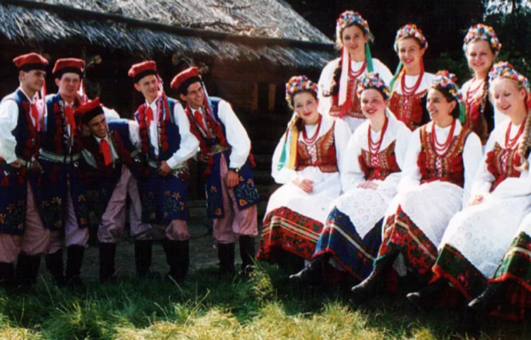 Krakow: Traditional Polish Folk Show with Private Transport